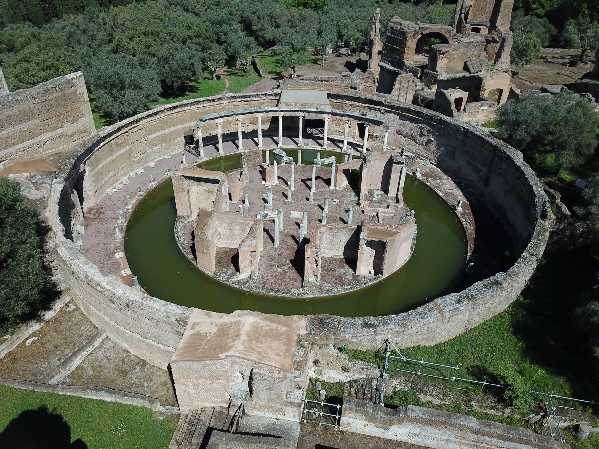 Villa Adriana, Courtesy della propriet
